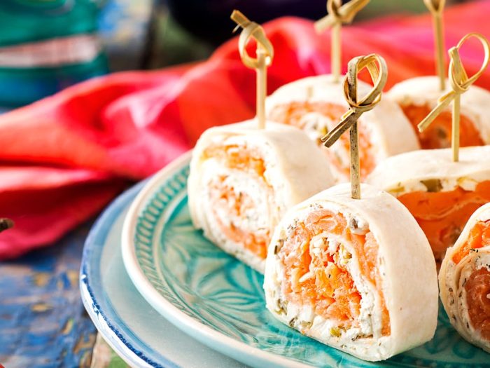 Pinchos de salmón ahumado y queso crema