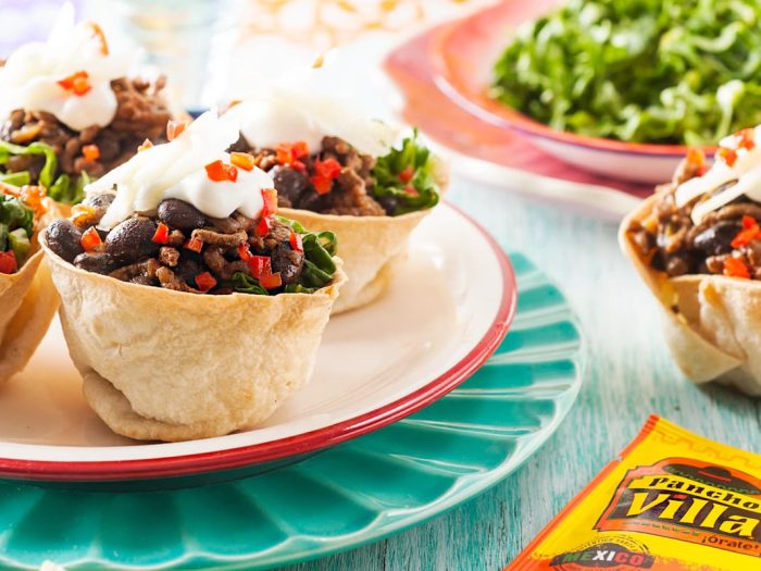Tacitas de carne, lechuga y porotos negros