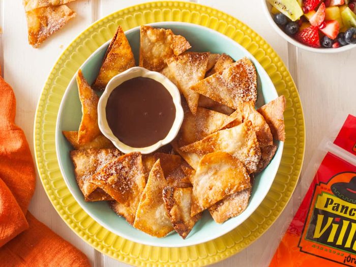 Tortillas crujientes dulces con salsa de chocolate