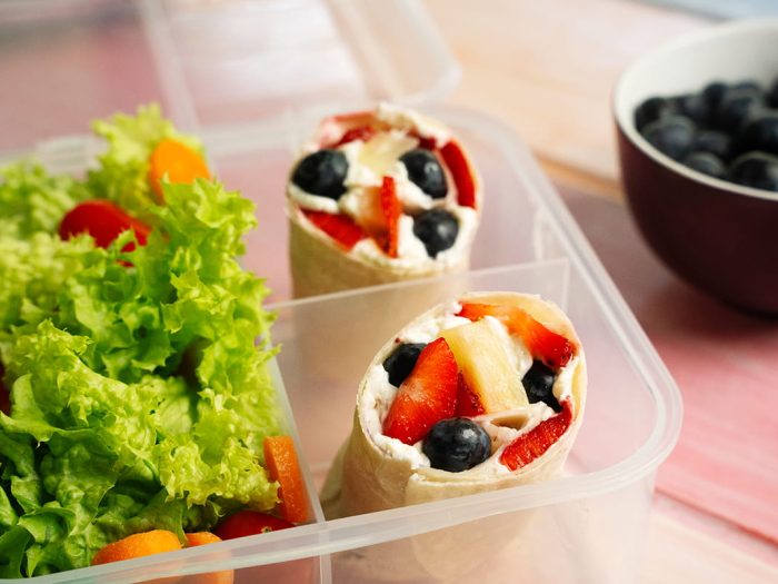 Wraps de fruta con miel y queso crema